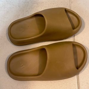 YEEZY SLIDES WOMENS - OCHRE